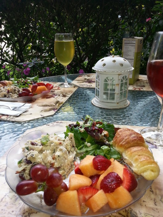 There was a nice brunch at home, al fresco.  Looks rather magazine coverish, no?  Mom's chicken salad rocks.